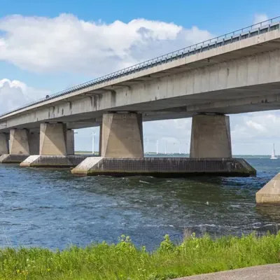 Durable, structurally sound concrete bridge made with SILVERBOND multi-purpose ground crystalline silica used in applications requiring structurally sound properties that do not degrade in extreme temperatures or harsh environments.