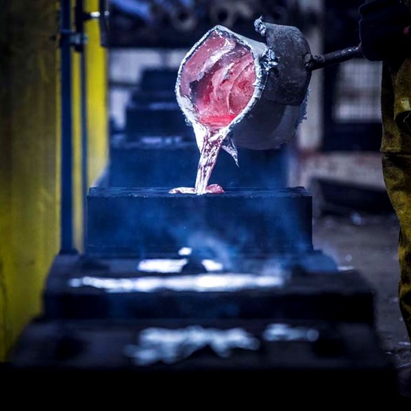 Foundry worker pouring melted metal into casting using clean INCAST high purity foundry sand for consistent grade distribution, improved casting quality and better surface finish.