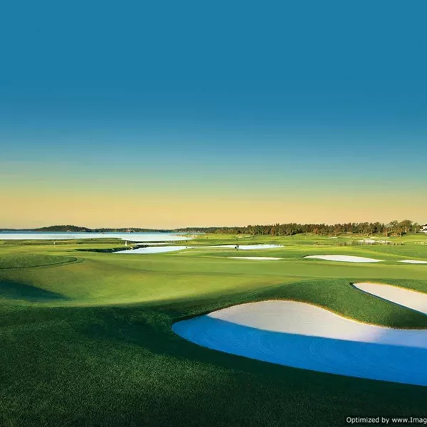 Vibrant, well manicured golf course featuring BESTSAND bright pure white bunker sands used by course superintendants.